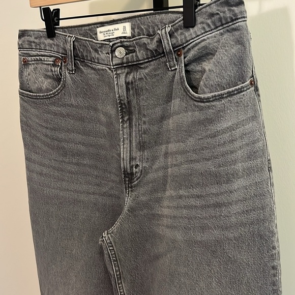 Abercrombie & Fitch 90’s Ultra High Rise Light Gray Jeans, Size 31 - Picture 7 of 8